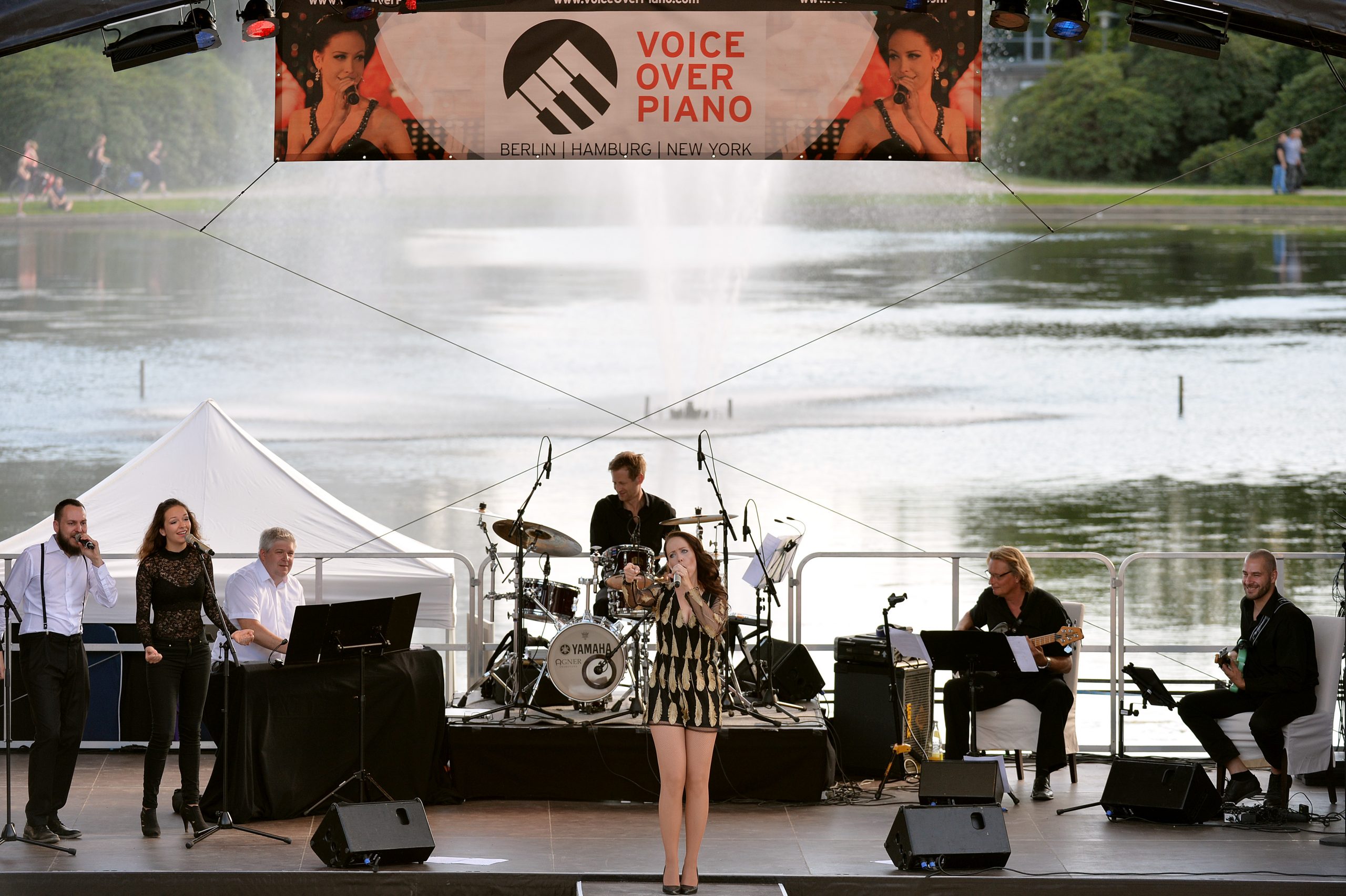 Thomas Blaeschke am Klavier mit Voice Over Piano und Live-Band